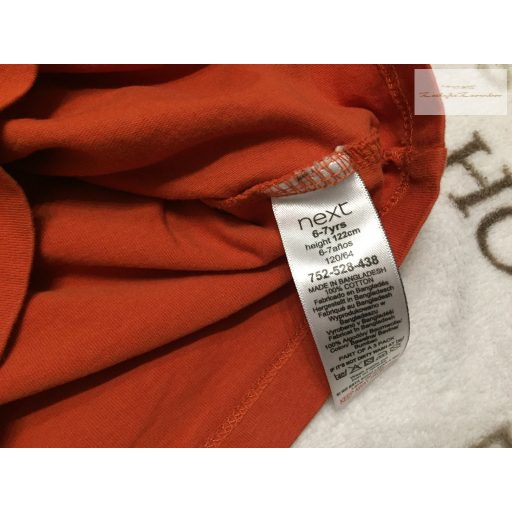 Next 6-7 év -122 cm  barna, fekete feliratos pamut fiú felső -újszerű,hibátlan