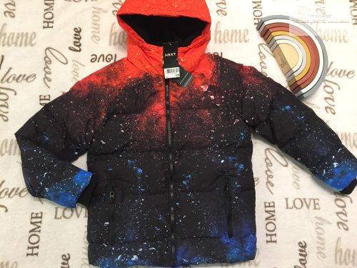 Next 9 év 134 cm kék-narancs - fekete űr mintás vastag téli fiú kabát  - új, címkés