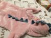 Next 9 - 12 hó 74-80 cm  rózsaszín, kék dinó tüskék vastag plüss lány kezeslábas/ pizsama/ átmeneti overál- újszerű,hibátlan