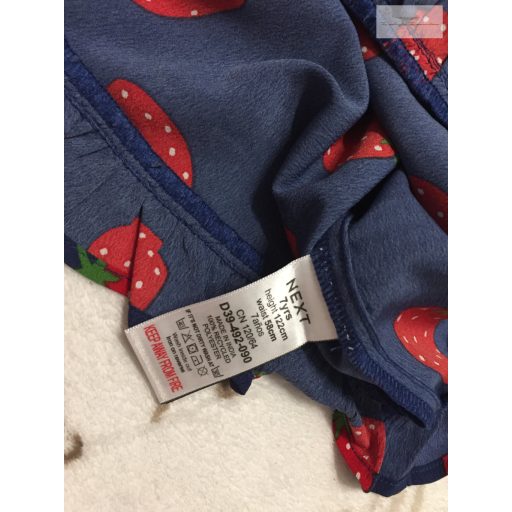 Next 7 év 122 cm sötétkék, fodros, eper mintás lehelet vékony  lány rövid playsuit újszerű,hibátlan