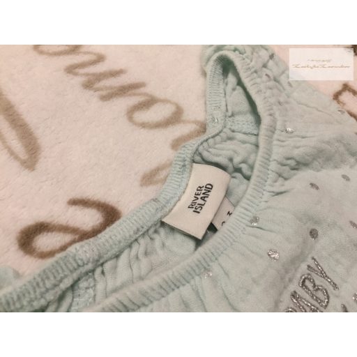 River Island 0-3 hó 56-62 cm zöld, ezüst feliratos puha duplagéz lány body - újszerű,hibátlan