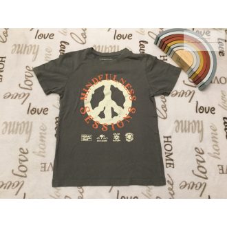   Primark 8-9 év 128-134 cm szürke, bézs mintás -feliratos pamut fiú felső- újszerű,hibátlan