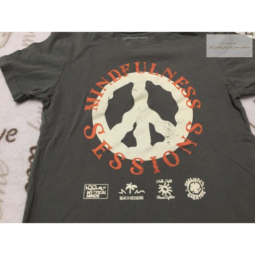 Primark 8-9 év 128-134 cm szürke, bézs mintás -feliratos pamut fiú felső- újszerű,hibátlan