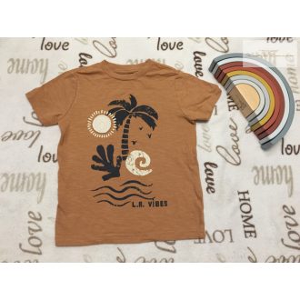   F§F 6-7  év 116-122 cm barna, pálmafa mintás pamut fiú felső- újszerű, hibátlan