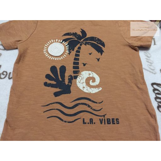 F§F 6-7  év 116-122 cm barna, pálmafa mintás pamut fiú felső- újszerű, hibátlan