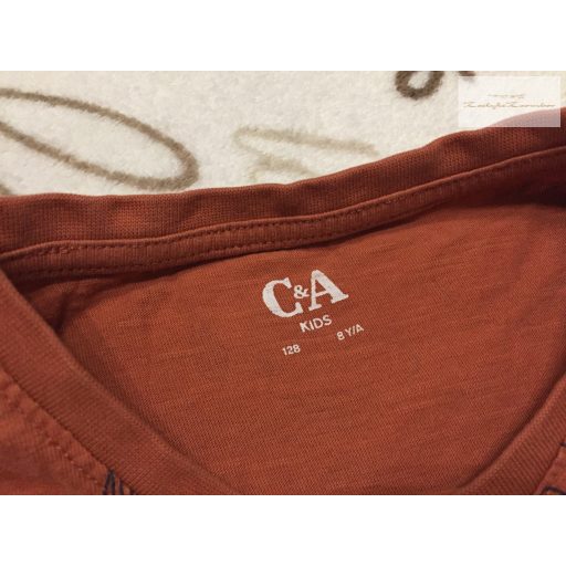 C§A 8 év 128 cm barna, cápa-bálna mintás pamut fiú felső - újszerű,hibátlan