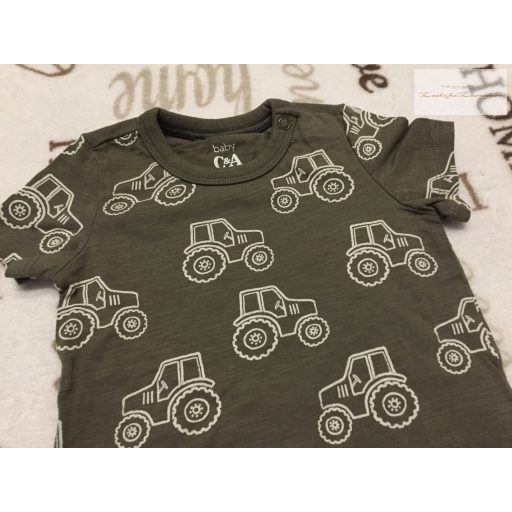 C§A 6-9 hó 74 cm khaki, traktor mintás vékony pamut fiú felső - új, szettet bontottam